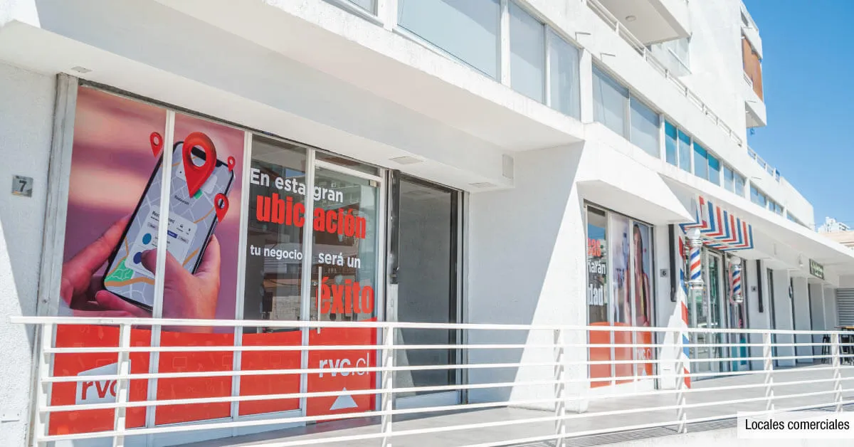 Local comercial disponible con vitrina vidriada frente a la vereda